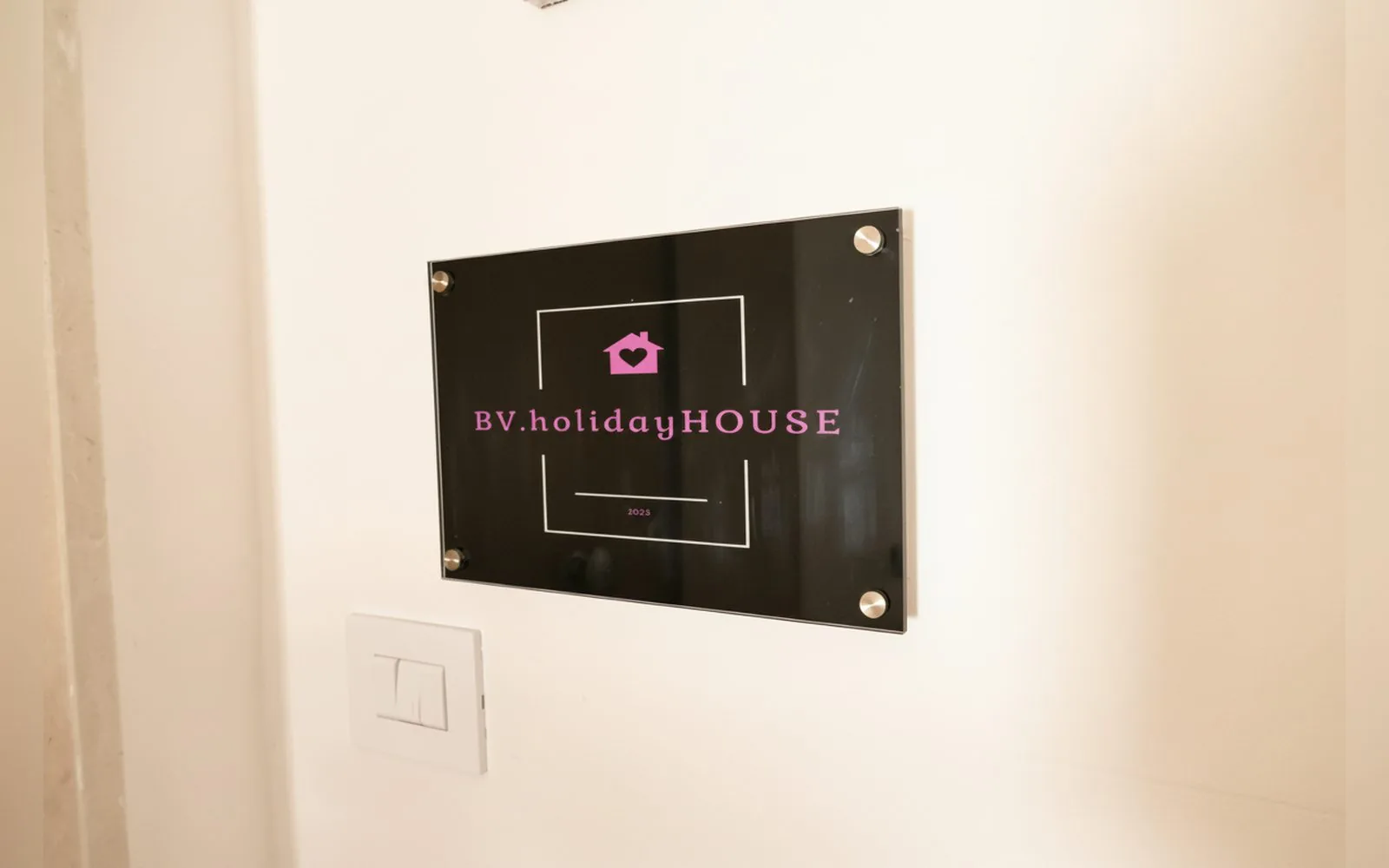 Targa di BVholidayHOUSE all'ingresso