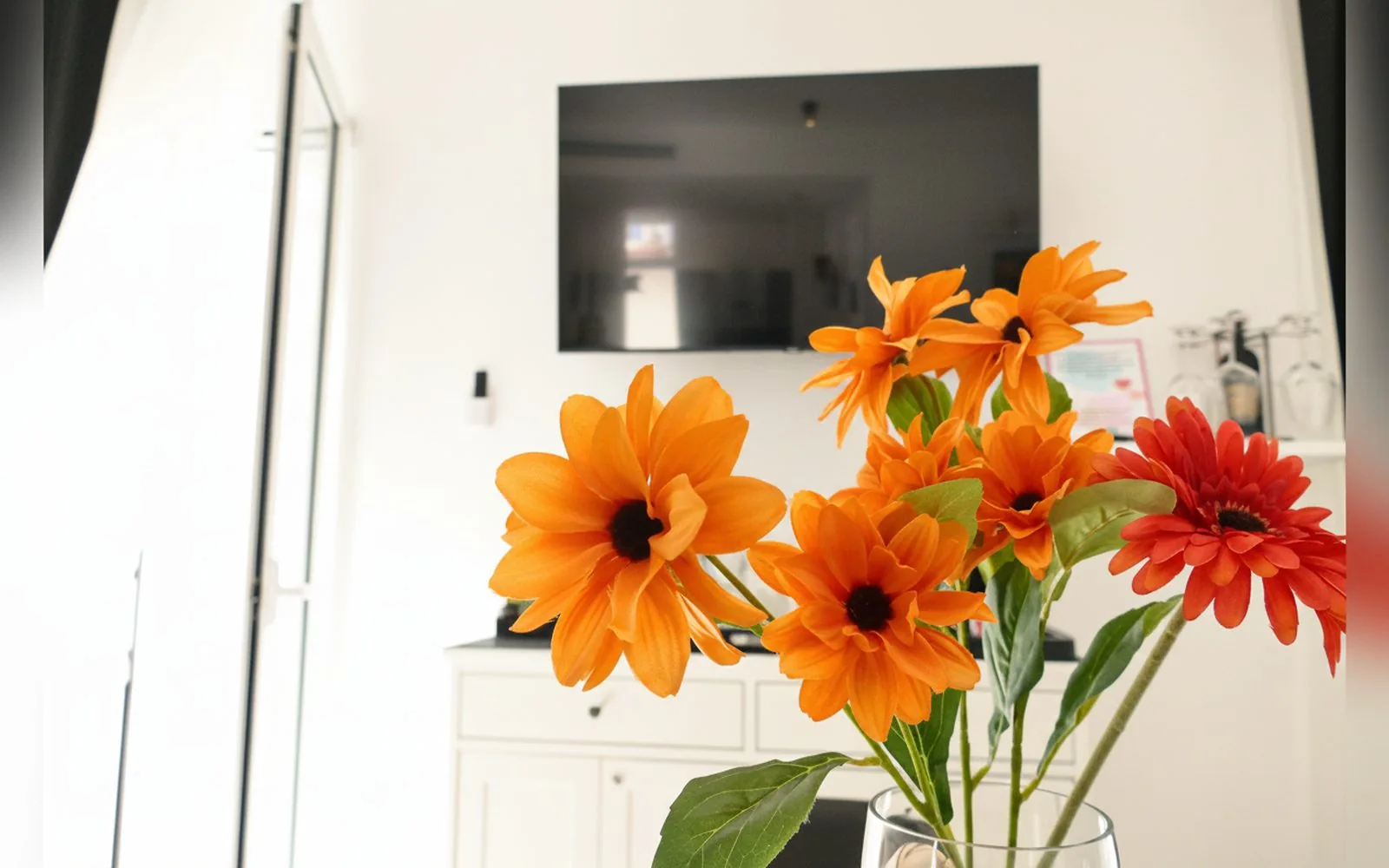Soggiorno con TV a schermo piatto